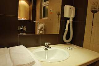 Отель Spa Hotel Holiday Велинград Двухместный номер Делюкс с 1 кроватью или 2 отдельными кроватями и балконом-3