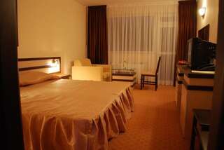 Отель Spa Hotel Holiday Велинград Двухместный номер Делюкс с 1 кроватью или 2 отдельными кроватями и балконом-1
